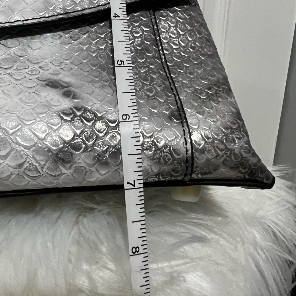 💗 *NEW* Elegant‎ Silver Crocodile Pattern Handbag